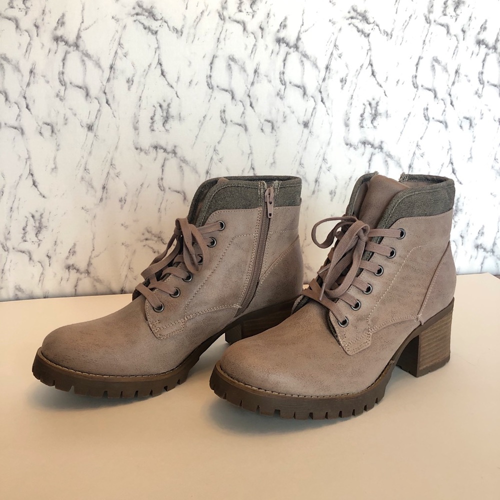Carlos by Carlos Santana pink zip up booties.
